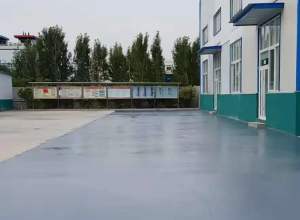 金昌彩色路面喷涂翻新的材料对冬季